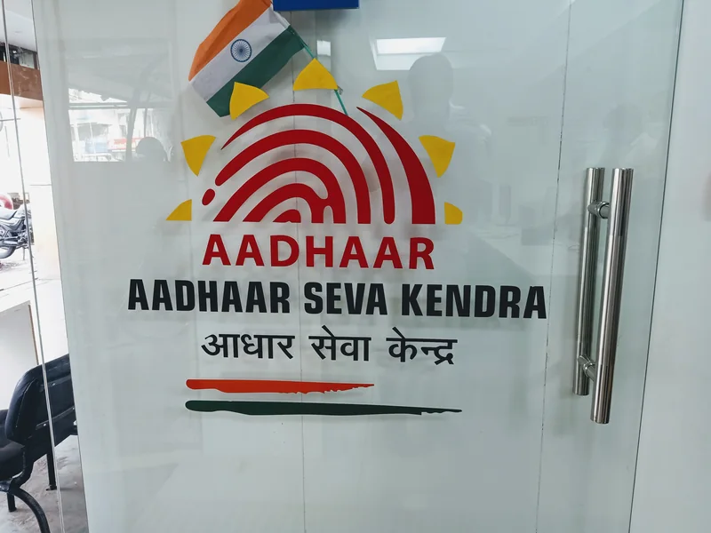 भोपाल के आधार सेवा केंद्र के कांच के द्वार पर हिंदी-अंग्रेजी में नाम और आधार चिह्न