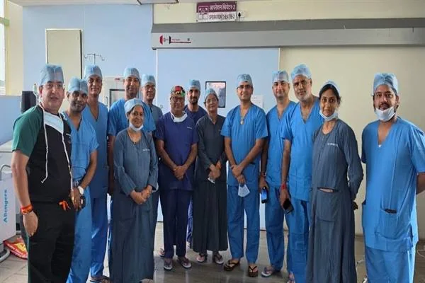 ग्वालियर के सुपर स्पेशलिटी अस्पताल में चिकित्सा टीम