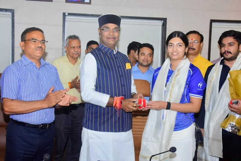 एशियन गेम्स पदक विजेता आशी और ऐश्वर्य से मिले मंत्री श्री सारंग, कहा- 6 साल की उम्र से तराशेंगे खेल प्रतिभाएं