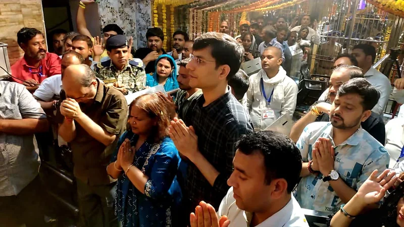शनिचरी अमावस्या पर शनिधाम में उमड़ा आस्था का सैलाब, लाखों श्रद्धालुओं ने किए भगवान शनिदेव के दर्शन…
