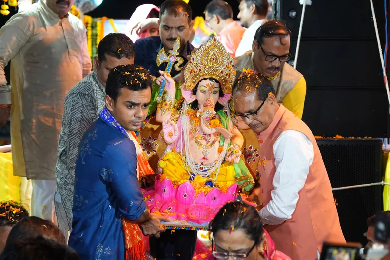 ‘गणपति बप्पा मोरया’ के जयघोष के साथ केन्द्रीय मंत्री शिवराज सिंह चौहान ने दी बप्पा को विदाई, प्रेमपुरा घाट पर…